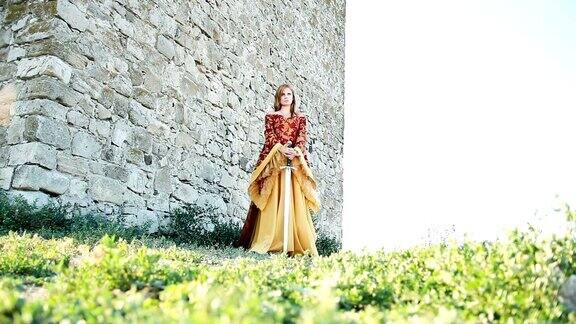 穿着中世纪服装手持剑的年轻女子