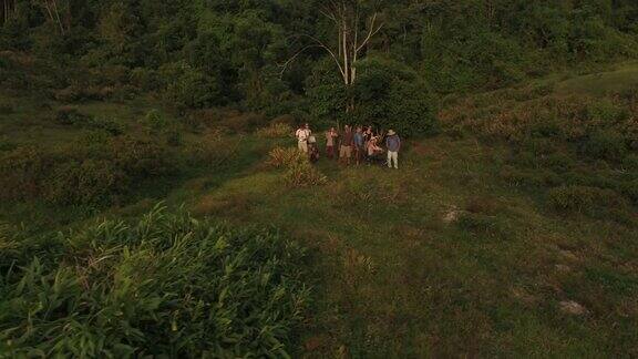 一架无人机拍摄到一群农场志愿者在巴西的一片空地上