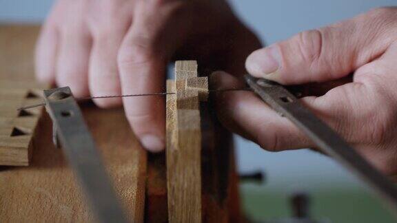 木工用手锯在橡木板上锯出燕尾榫手工木工木工工具的声音
