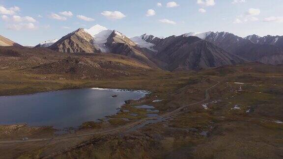 吉尔吉斯斯坦天山湖泊鸟瞰图