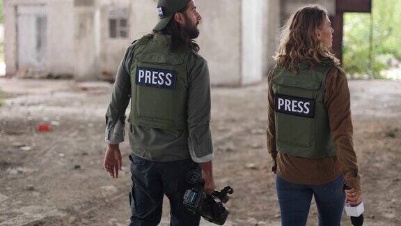 两个记者在战区