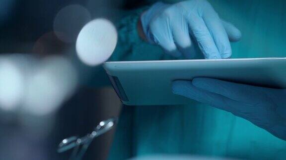 医用手握平板电脑外科医生使用平板电脑