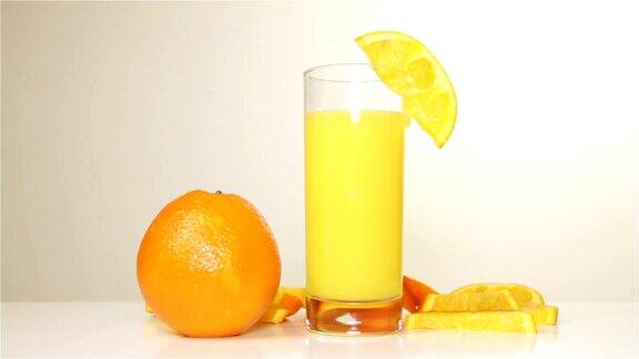 橙汁和橙汁在桌上旋转