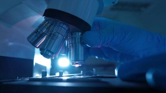 科学家正在生物实验室中使用显微镜