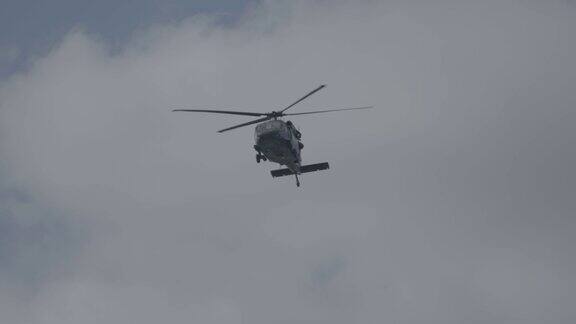 飞行中的军用直升机