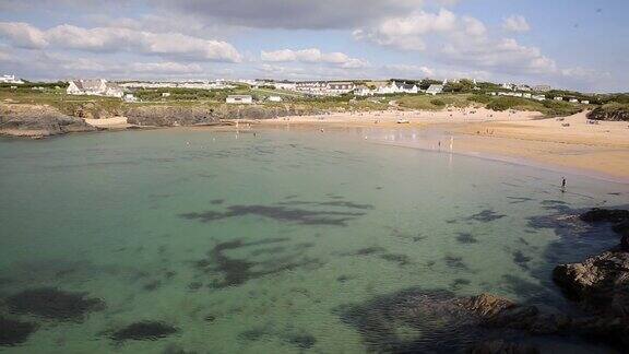 英国康沃尔郡北部海岸特里亚农湾清澈的蓝色海水