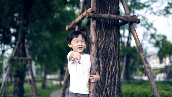 男孩在树上玩纸飞机