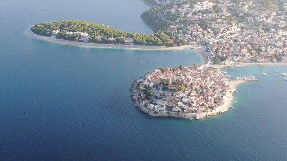 克罗地亚亚得里亚海沿岸的中世纪古城Primosten的鸟瞰图