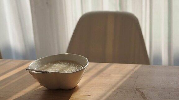 粥在白色心形碗早餐时间