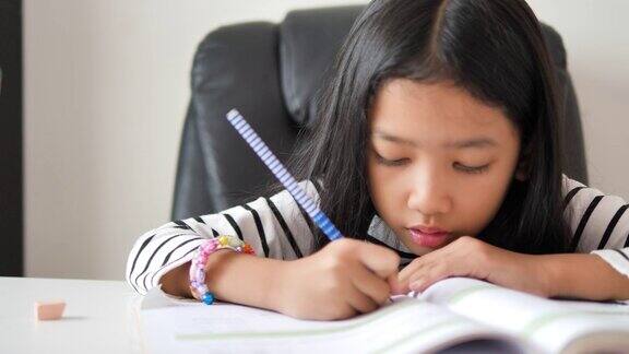 亚洲小女孩做作业选择焦点浅景深