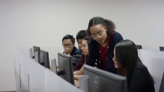 多民族大学学生在计算机实验室