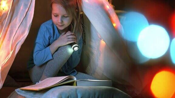 在帐篷里读童话的女孩