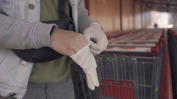 男人戴着一次性手套去购物