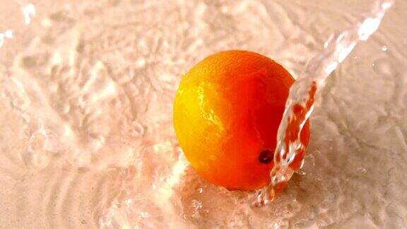 橙色在潮湿的白色表面上旋转