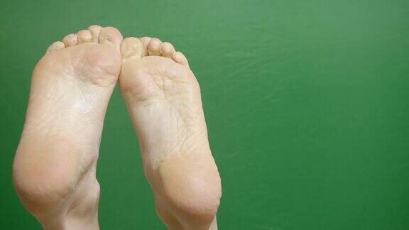 在绿色色度键背景下女性足部皮肤科治疗SPA程序的特写