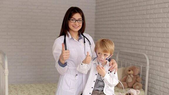 医生和孩子戴上吸入面罩拇指