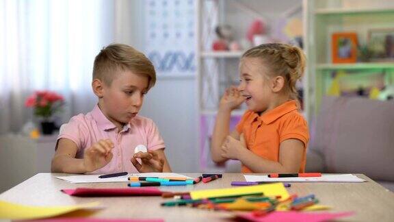 可爱的女孩吓着学习的弟弟孩子多动注意力不集中