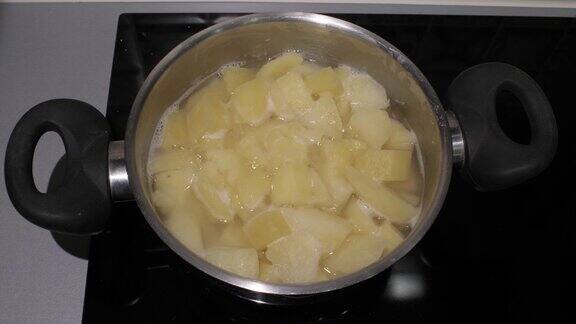 在电炉上用平底锅煮碎的土豆用平底锅煮土豆4k4k见
