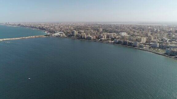 一架无人机在埃及亚历山大港市海上拍摄-凯特湾城堡