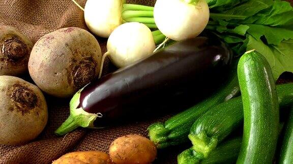 健康的有机蔬菜装在麻袋里