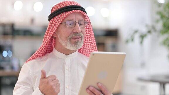 阿拉伯老商人正在用数字平板电脑进行视频聊天