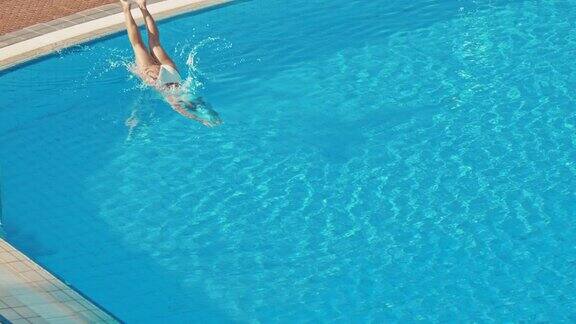 超级慢动作女人跳进游泳池