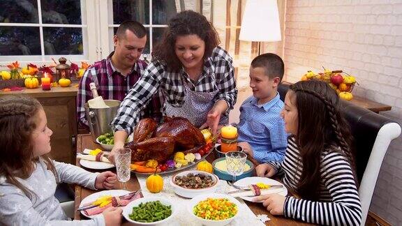 年轻的母亲正在为感恩节准备新鲜烤制的火鸡