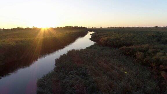 空中日出俯瞰奥卡万戈三角洲的水道