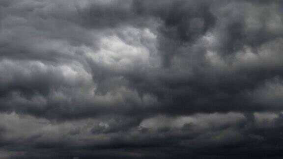 美丽的黑暗戏剧性的天空和暴风雨的云在下雨前的时间流逝