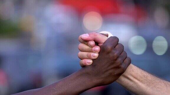 亲密的友谊跨种族兄弟情谊黑人和白人握手