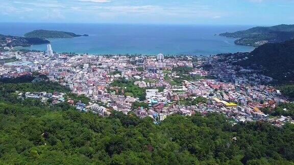 夏天鸟瞰巴东海滩、普吉岛和大海以蓝天为旅游背景的城市城市安达曼海泰国
