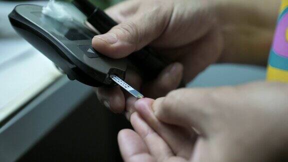 女性糖尿病患者使用血糖仪查看血糖结果
