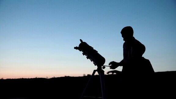 男人和男孩使用望远镜