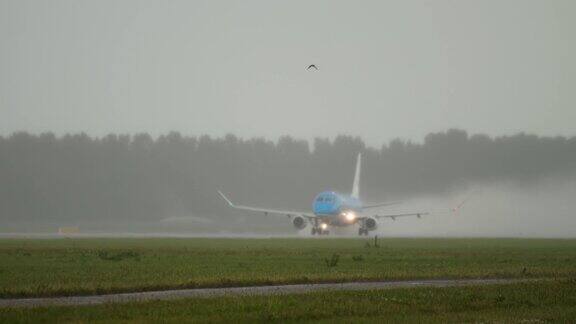 飞机在雨中起飞