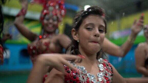 可爱的小女孩庆祝和跳舞的巴西狂欢节在学校的嘉年华