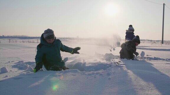孩子们在冬天的新鲜空气中玩耍扔雪球积极的户外运动