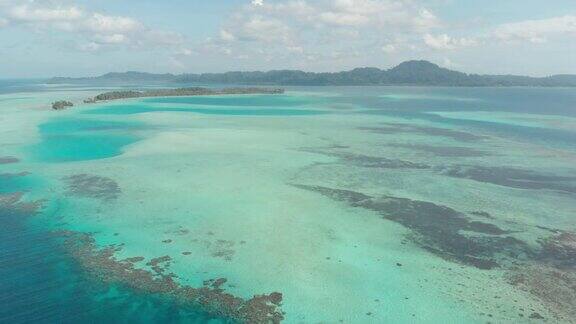 空中飞行:飞越沙漠岛屿、珊瑚礁、热带加勒比海海、蓝绿色海水印度尼西亚苏门答腊班雅克群岛旅游目的地潜水浮潜原生电影D-log颜色配置文件