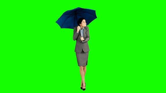 女商人站在伞下