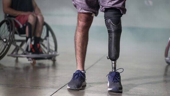 残疾人用假腿站立