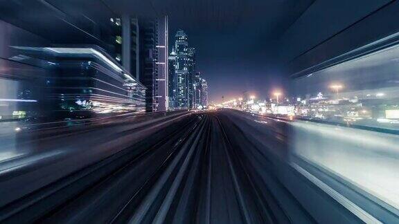 在迪拜市中心的夜晚乘坐地铁阿联酋迪拜