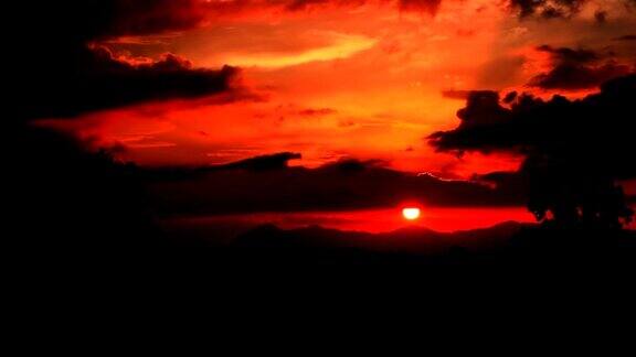 夕阳在红色的天空美丽的云和剪影森林时间流逝