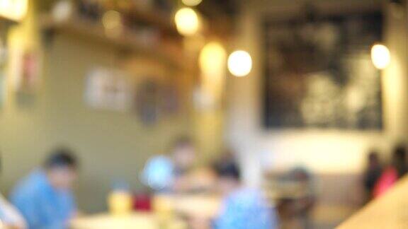 咖啡店里有人喝咖啡的模糊画面带有散焦效果的4K视频