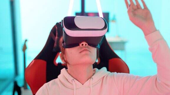 游戏未来头盔和虚拟现实与人工智能数字和游戏与她的手年轻女性网络游戏玩家与未来的虚拟现实全息和交互式3D科技游戏或体验元宇宙