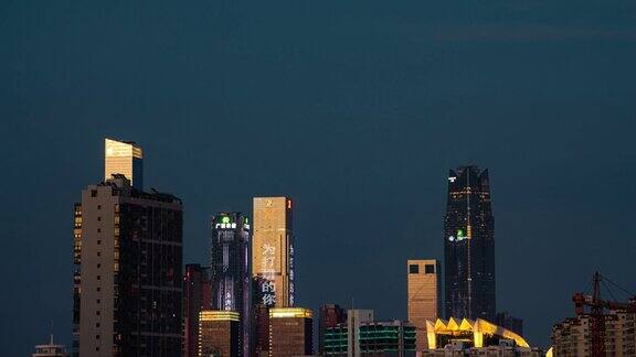 中国广西南宁商业区高层建筑的夜间黑暗延时摄影