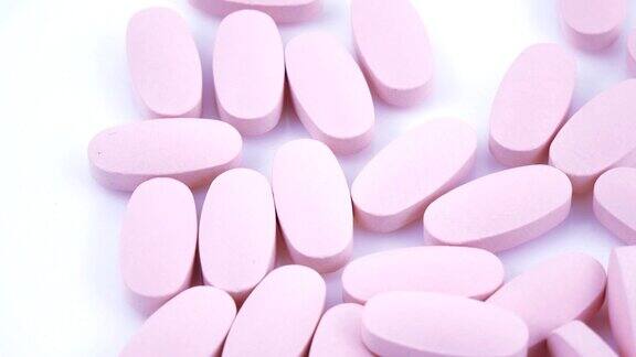 椭圆形的粉红色药片在盘子里