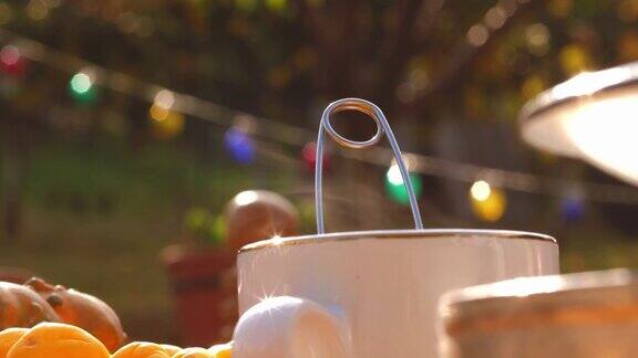 在户外温暖的秋日阳光下喝一杯茶