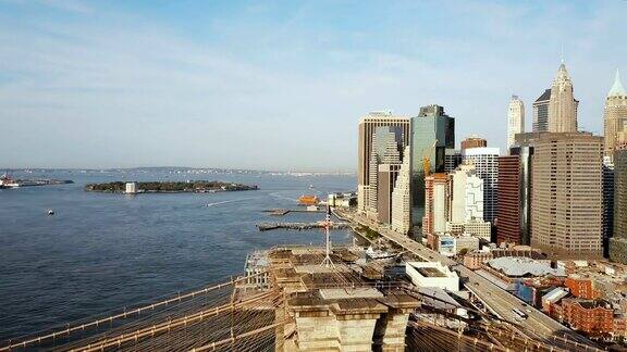 美国纽约曼哈顿鸟瞰图无人机飞过东河、布鲁克林大桥迎风飘扬旗帜