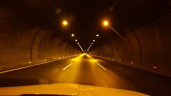 在隧道内驾驶
