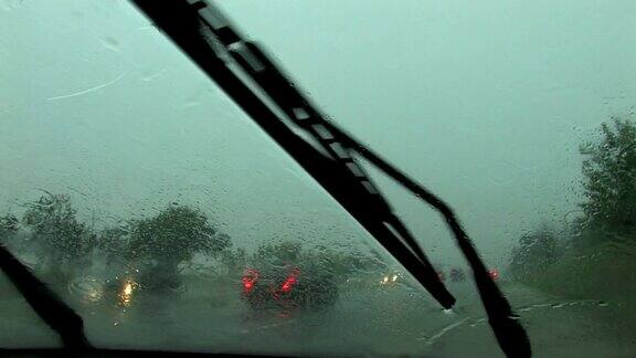 在雨中驾驶