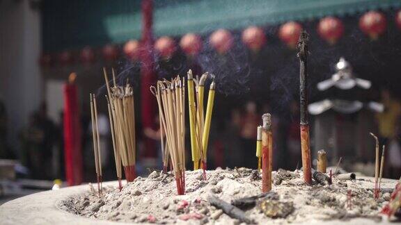 泰国曼谷的一座中国寺庙里人们在烧香
